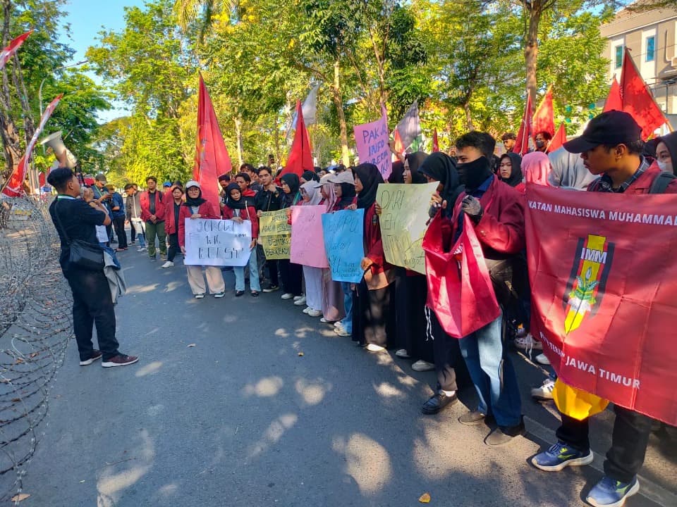 Gelar Aksi di KPU Jatim, Mahasiswa Desak Segera Terbitkan PKPU