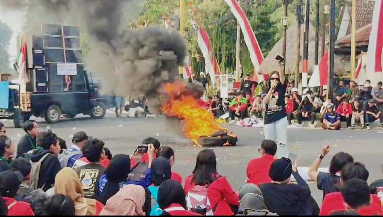 Aliansi Mahasiswa dan Masyarakat Banyuwangi Demo Kawal Putusan MK dan Tolak Revisi UU Pilkada