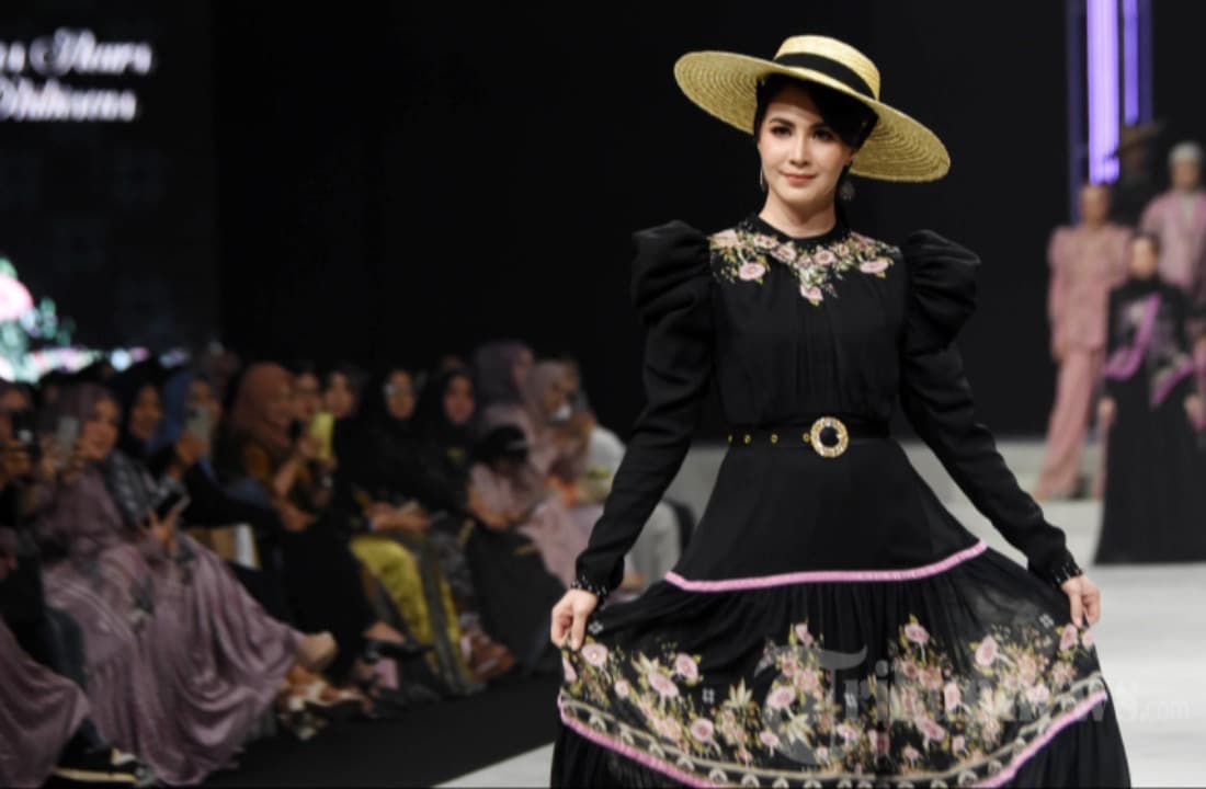 Arumi Bachsin Tampil Anggun di Surabaya Fashion Parade 2024