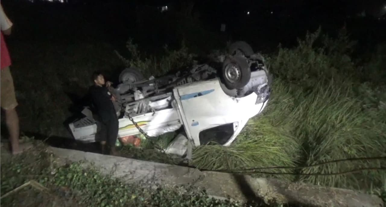 Hendak Kirim Sayur ke Pasar Wonokromo, Pick Up Terguling ke Sawah di Jombang