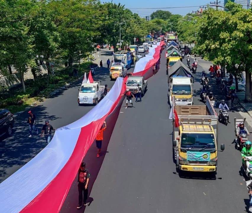 Suarakan 5 Tuntutan, Sopir Truk Bentangkan Bendera di Jalan Ahmad Yani