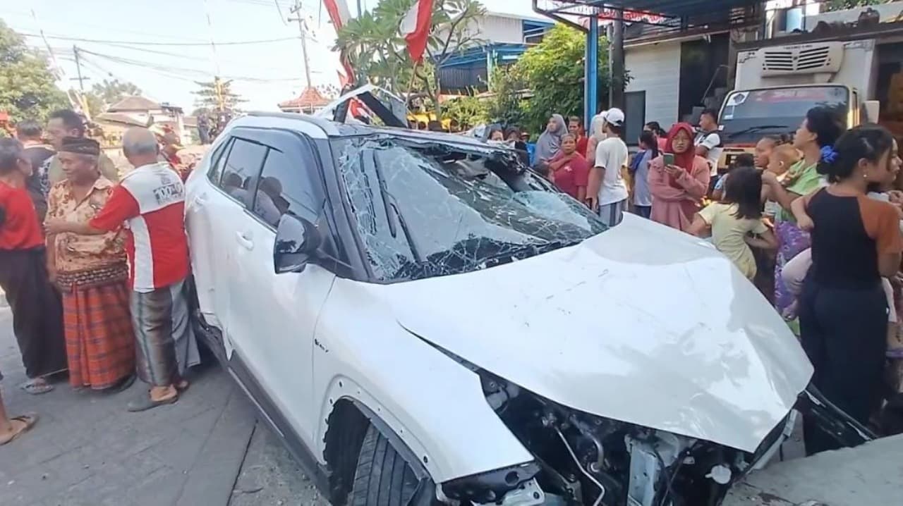 Perlintasan Lupa Ditutup, Yaris Tertabrak KA Penataran di Pasuruan