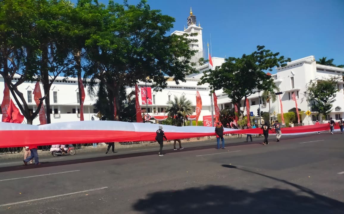 Bentangkan 100 Meter Merah Putih, Puluhan Sopir Truk Demo di Kantor Gubernur Jatim