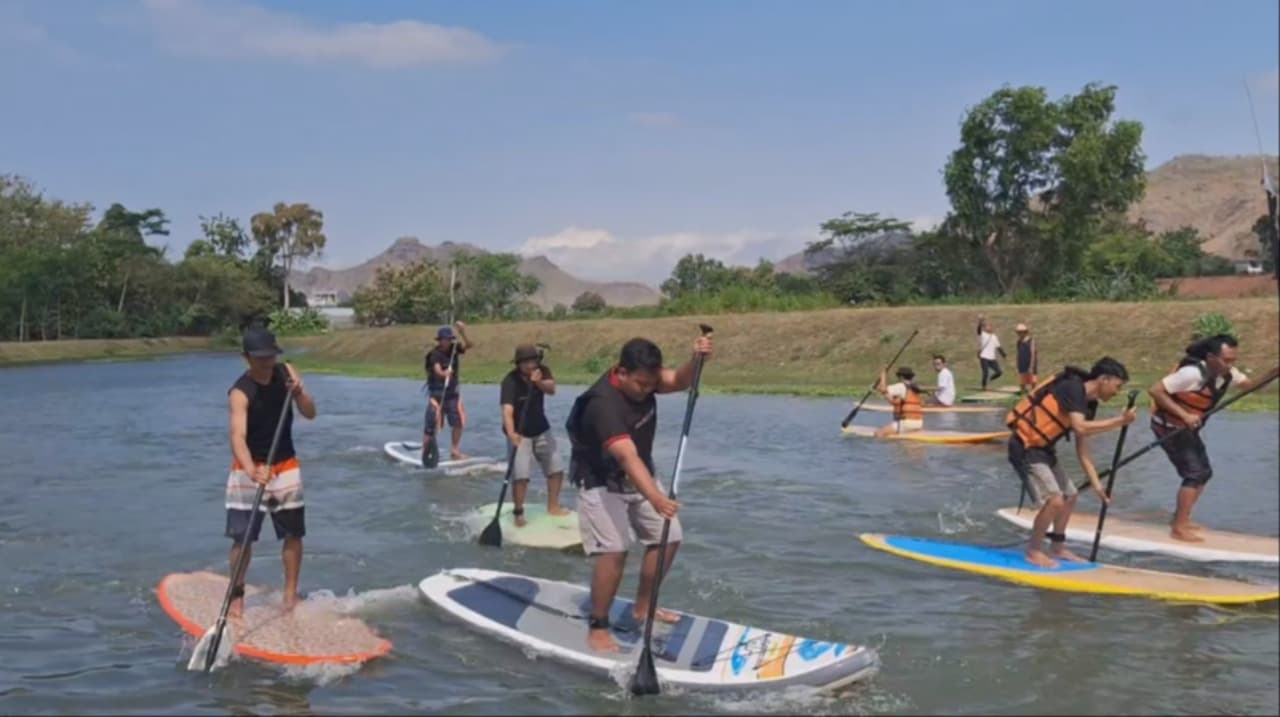 Olahraga Air Stand Up Paddle Mulai Digemari Warga Tulungagung