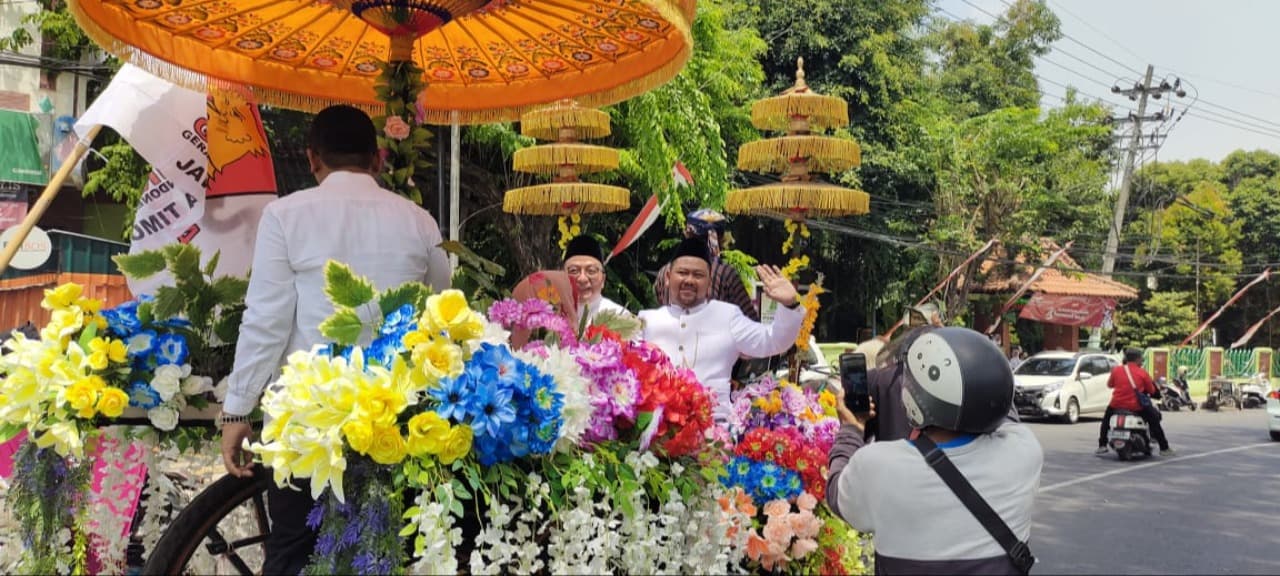 Kereta Hias Fandi Akhmad Yani-dr Alif Mogok Saat Menuju KPU Gresik