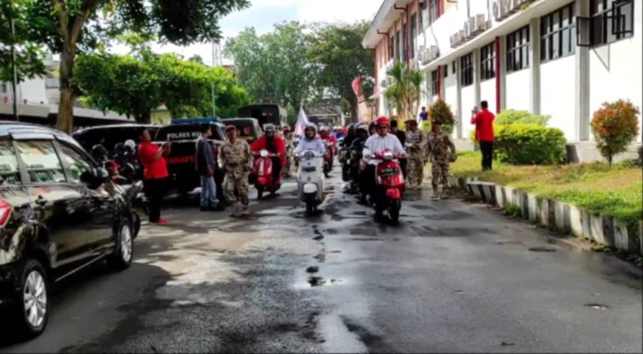 Naik Vespa, Paslon Dhito Pramono – Dewi Maria Ulfa Daftar ke KPU Kabupaten Kediri