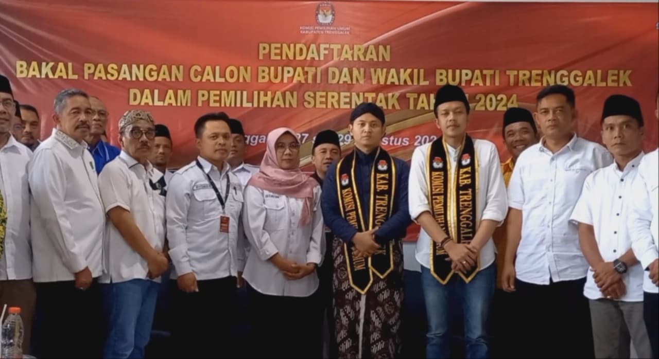 Pasangan Mas Ipin Dan Mas Syah Daftar Ke KPU Trenggalek Usai Mendapat Restu Ibu