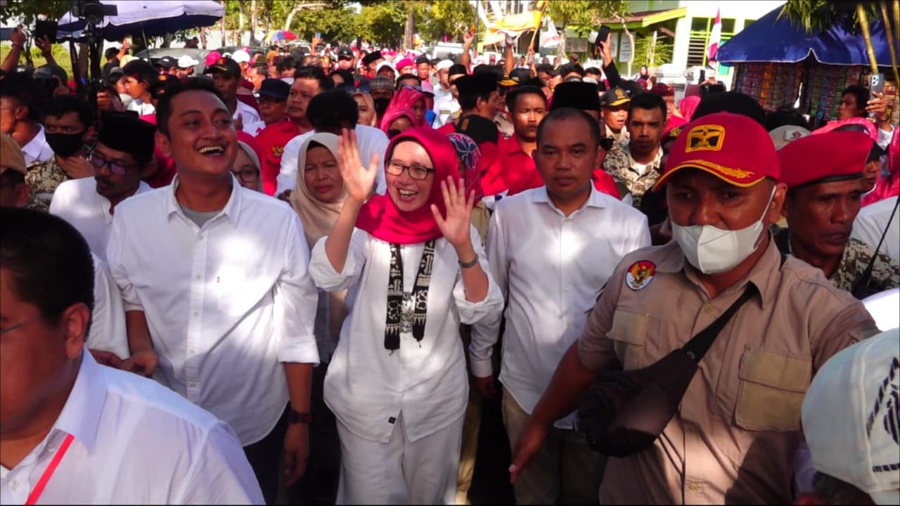 Diusung 11 Parpol, Indah-Yudha Jalan Kaki Daftar ke KPU Lumajang