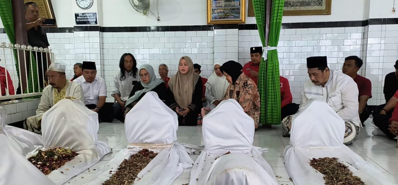 Sebelum Mendaftar ke KPU Jatim, Bacagub Risma Ziarah Ke Makam Mbah Bungkul