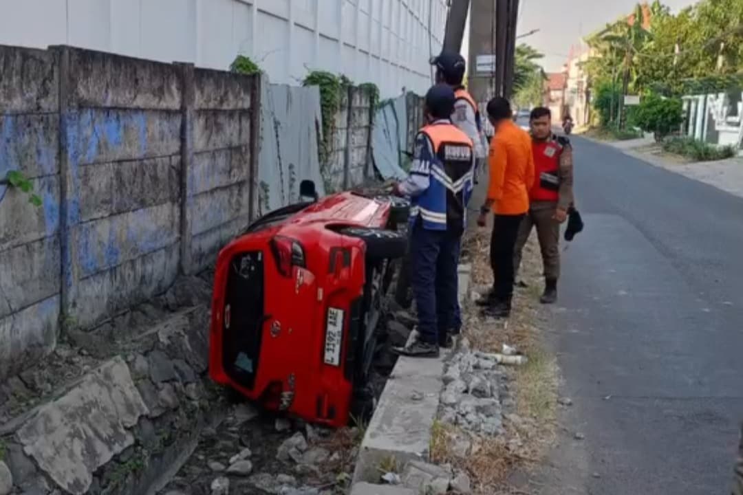 Sopir Mengantuk, Agya Nyungsep di Selokan Jalan Gayungan Surabaya