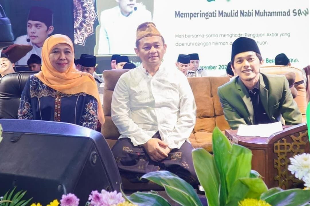 Di Hadapan Ribuan Jamaah, Gus Iqdam Sebut Khofifah Pemimpin Rendah Hati