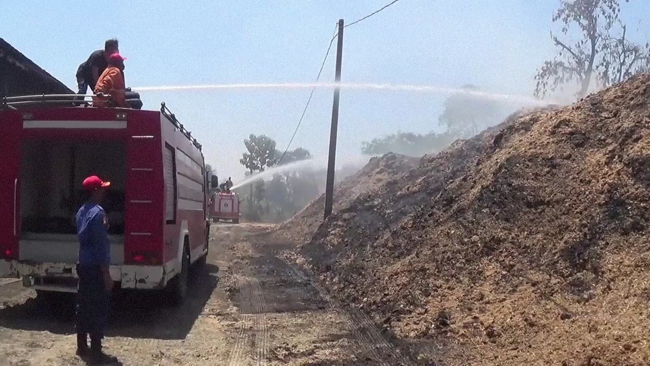 100 Ton Ampas Tebu Di Pabrik Gula Sudono Terbakar