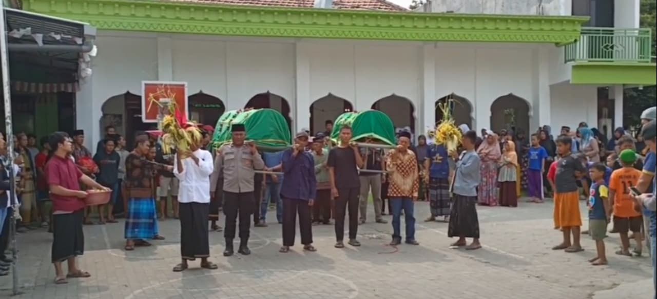 Jenazah Kakak-Adik Korban Pembunuhan Dimakamkan, Sang Ibu Alami Syok