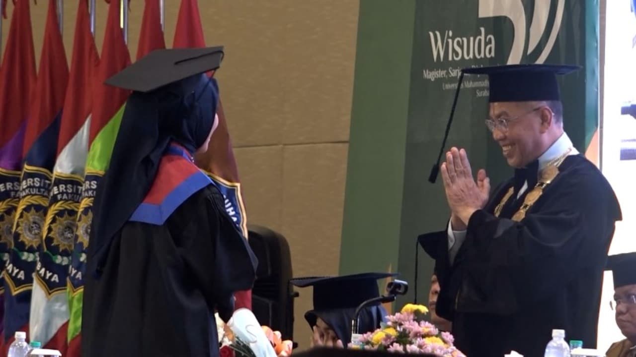 Wisuda ke-51 Universitas Muhammadiyah Surabaya Kado Terakhir Rektor Sukadiono