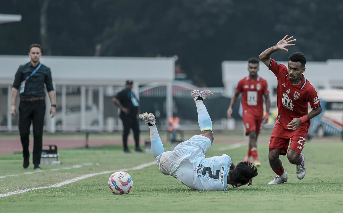 Bek Persebaya Catur Pamungkas Latihan Penguatan Usai Operasi Bahu Kanan