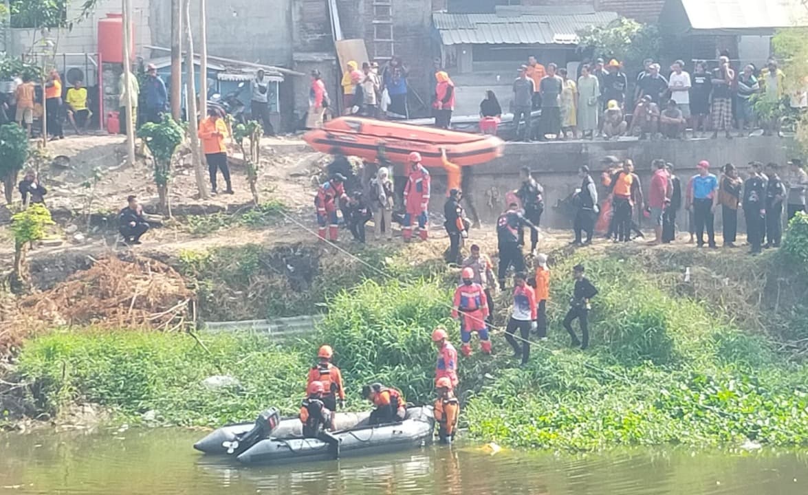 Terpeleset saat Cari Sampah, Pemulung Tewas Tenggelam di Sungai Nginden