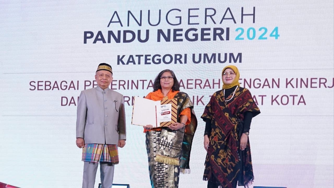 Pj Wali Kota Kediri Zanariah Terima Penghargaan Anugerah Pandu Negeri 2024