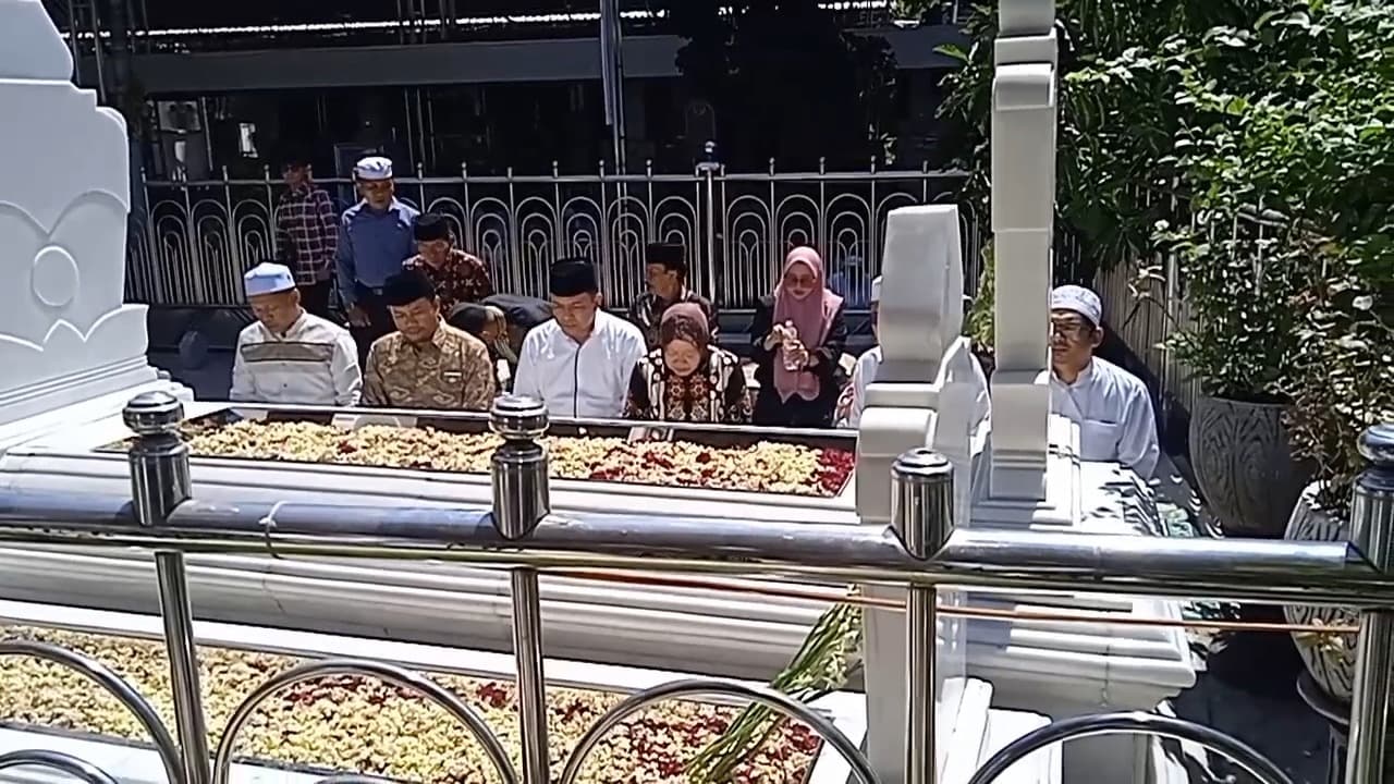 Risma-Gus Hans Ziarah ke Makam Sunan Ampel