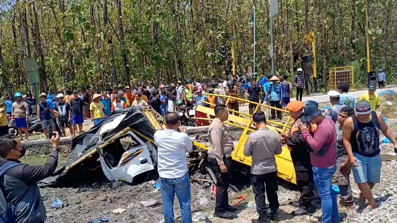 Lolos dari KA Logawa, Truk Tertabrak KA Argo Semeru di Ngawi