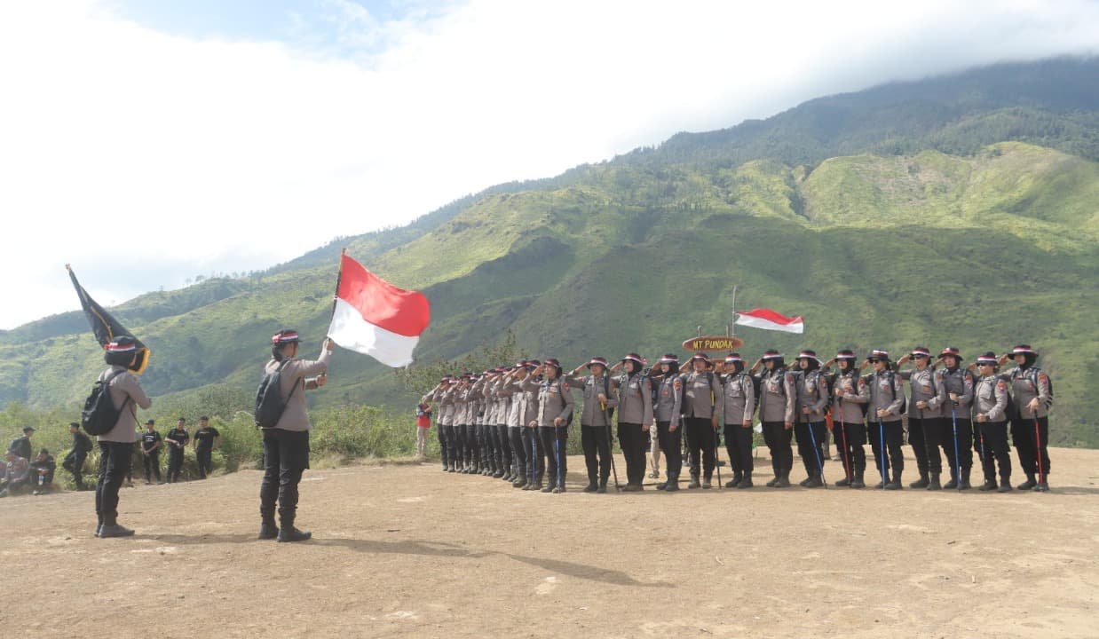 Puluhan Polwan Polres Mojokerto Gelar Upacara HUT ke-79 di Gunung Pundak