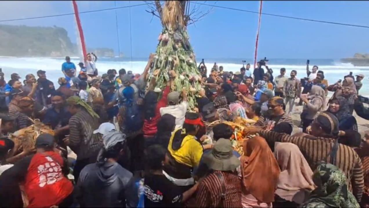 Grebek Tumpeng, Ratusan Warga Rebutan Sayur dan Buah di Pantai Sanggar Tulungagung