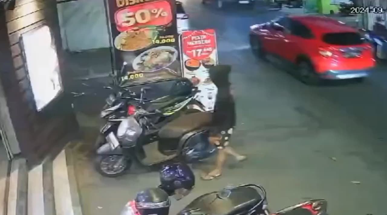 Viral! Aksi Pencurian Motor di Parkiran Restoran Surabaya Terekam CCTV