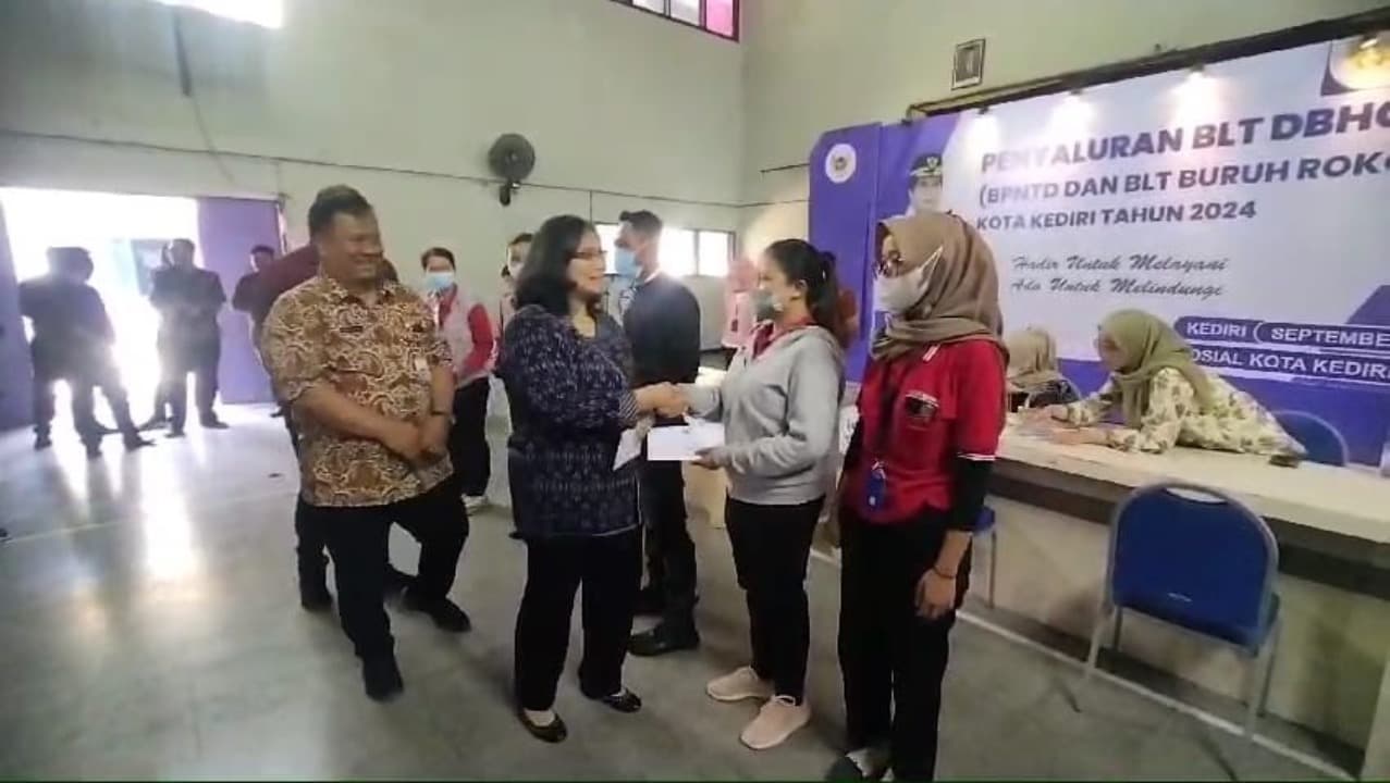 Pemkot Kediri Salurkan BLT Dana Bagi Hasil Cukai dan Hasil Tembakau Pada Buruh Pabrik