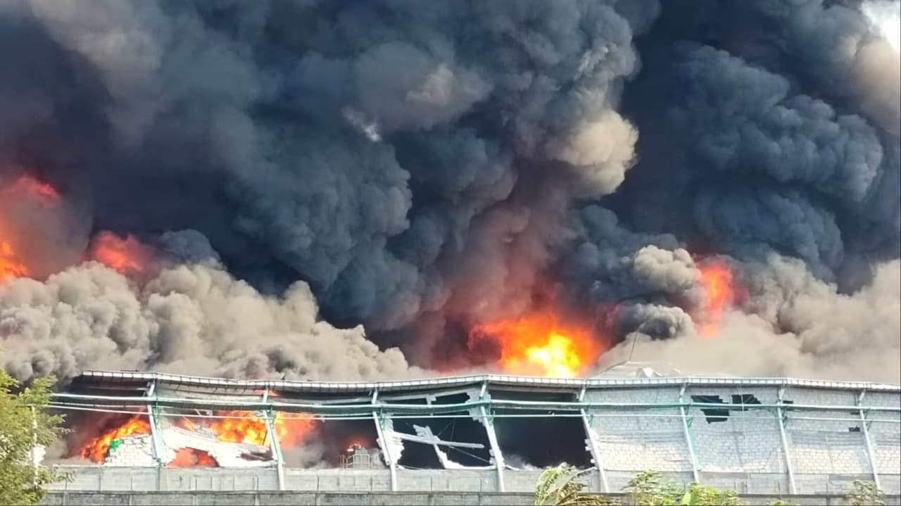 Pabrik Plastik PT Langgeng Jaya di Kedamean Gresik Terbakar