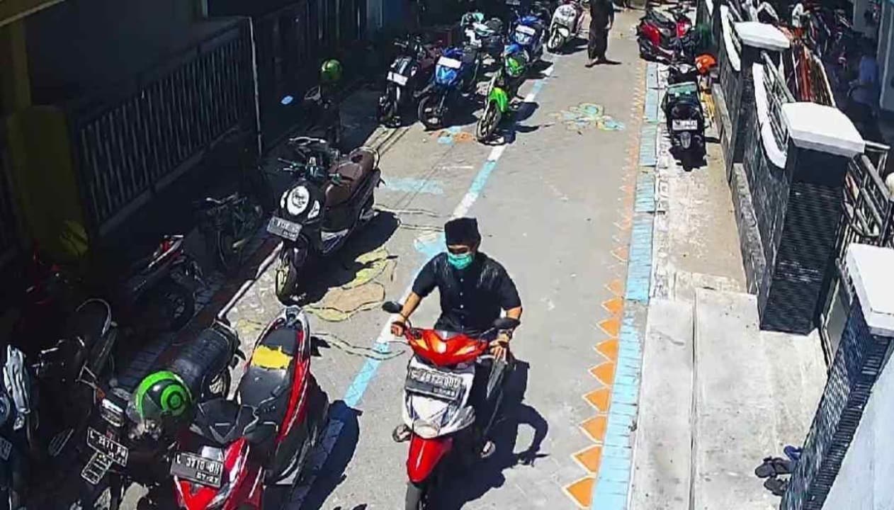 Usai Salat Jumat, Pria Berpakaian Baju Koko Curi Motor di Masjid Al Haq Rungkut