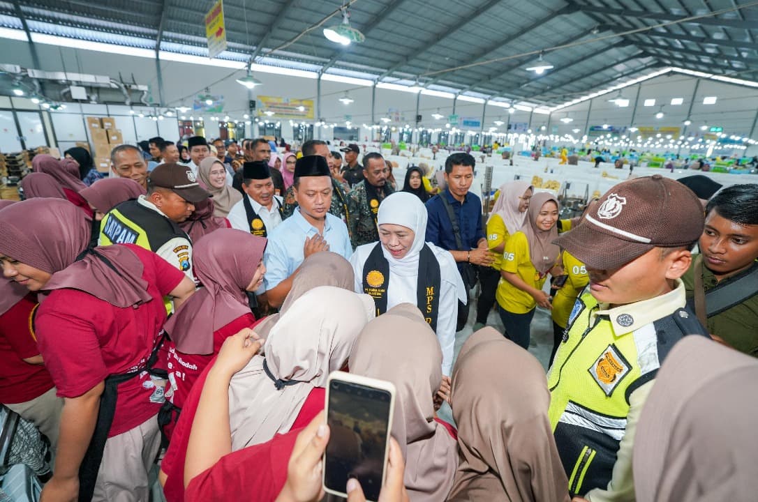 Khofiifah Menyapa Emak Emak Pekerja Pabrik Rokok PT Kareb Alam Sejahtera di Bojonegoro