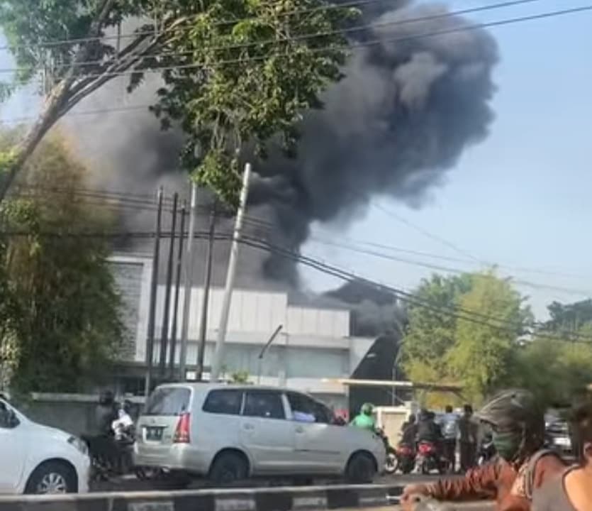 Pabrik Spunbond PT Javas Langgeng Krian Sidoarjo Terbakar