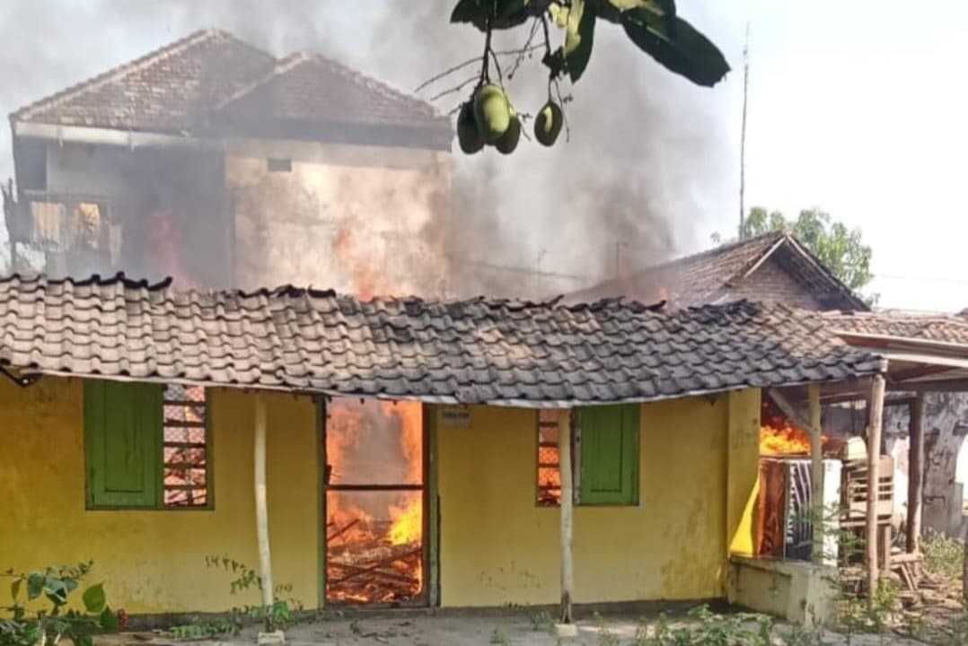 Ditinggal ke Rumah Mertua, Rumah di Mojokerto Ludes Terbakar