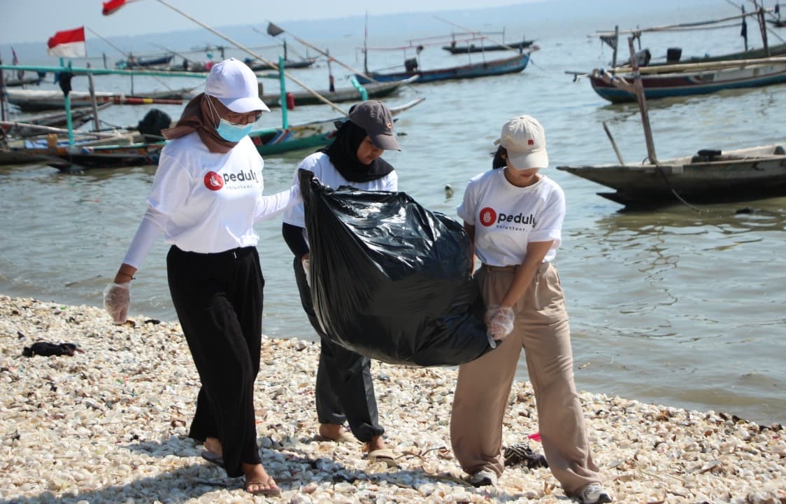 Galakkan Aksi Peduli Lingkungan, Komunitas Peduly Surabaya Bersih-bersih Pantai Kenjeran