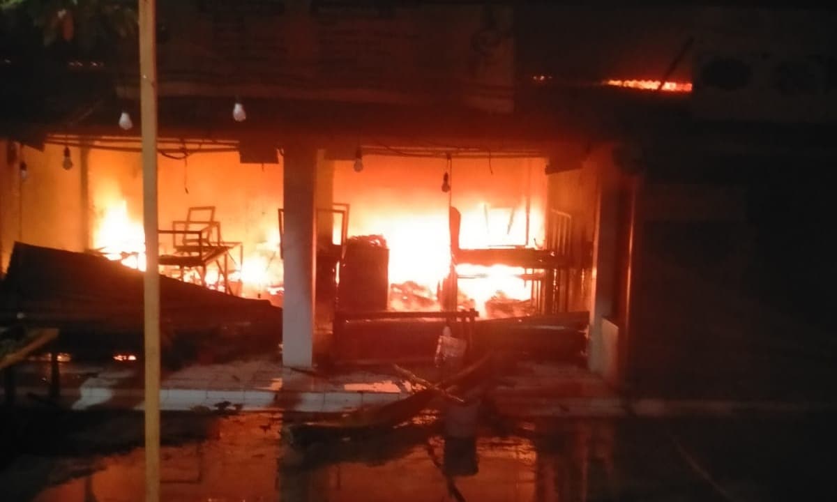 Warung Jus dan Pangsit di Lidah Wetan Surabaya Ludes Terbakar