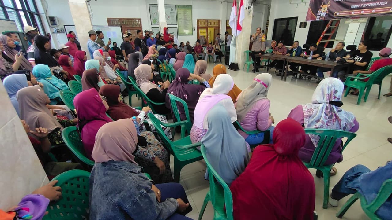 Warga Roomo Gresik Protes Beras Bantuan CSR PT Smelting Tak Layak Konsumsi