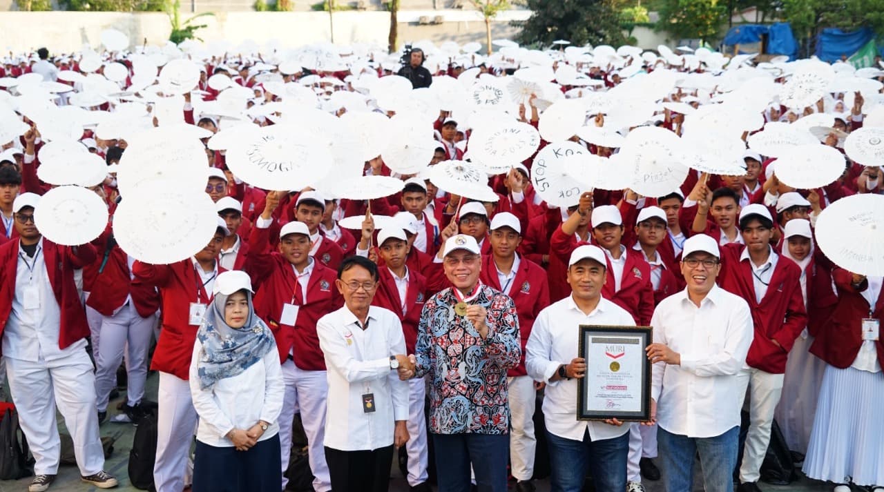 Tulis Pesan untuk Presiden di Payung, Mahasiswa Baru UM Surabaya Pecahkan Rekor Muri