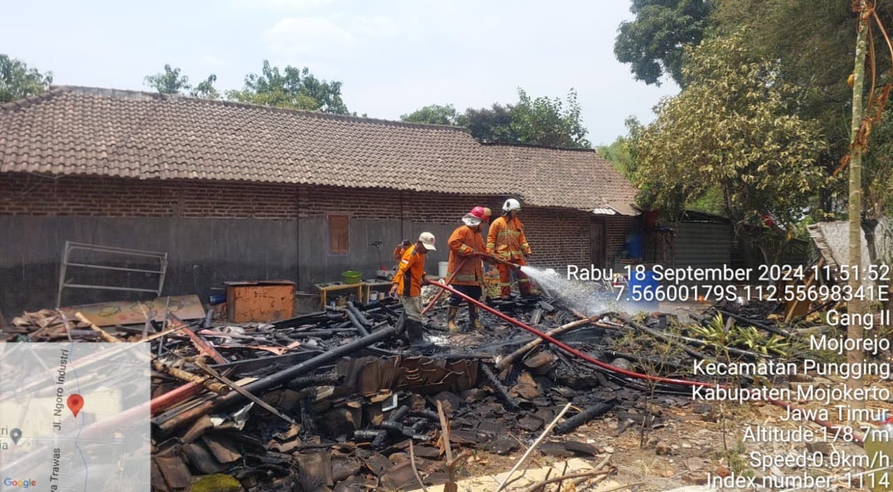 Lupa Matikan Kompor, Rumah dan Mobil Milik Lansia di Mojokerto Terbakar