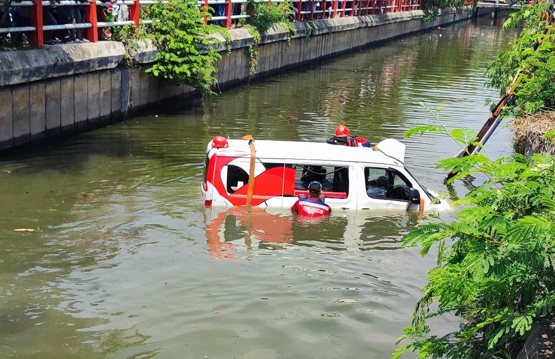 5 Peristiwa Laka Lantas yang Libatkan Transportasi Umum di Surabaya