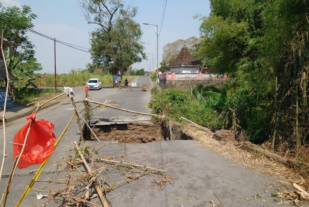 Usai Dilewati Truk, Jembatan Penghubung Dua Kecamatan di Mojokerto Ambruk