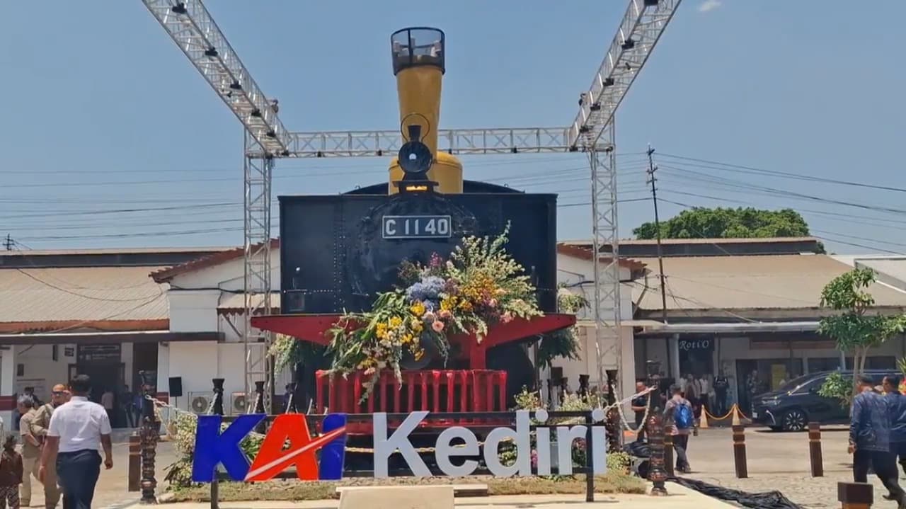 Monumen Lokomotif Uap C 1140 Resmi Didirikan di Stasiun Kediri, Simbol Sejarah dan Transformasi Kereta Api