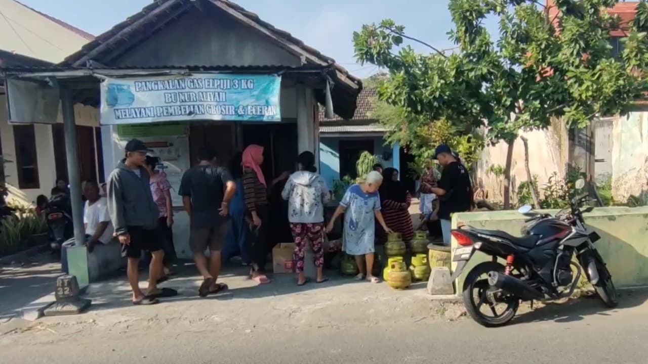 Kelangkaan Gas Elpiji 3 Kg di Kediri, Warga Rela Antre Berjam-jam