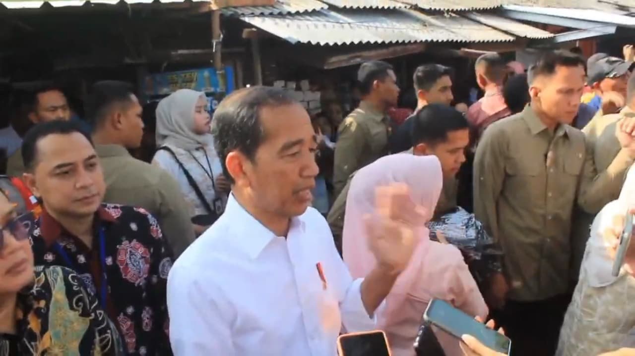 Presiden Jokowi Cek Harga Pasar di Surabaya, Soroti Harga Telur yang Terlalu Rendah