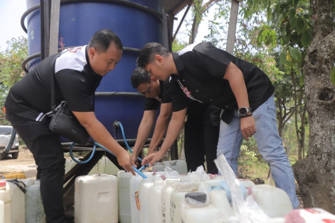 Liting Bharaduta Polres Mojokerto Salurkan 1.500 Liter Air Bersih ke Desa Kunjorowesi