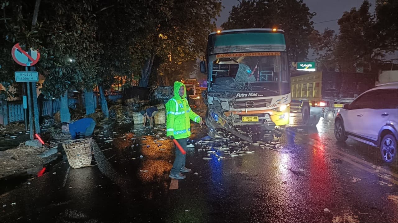 Diduga Rem Blong, Bus Tabrak L300 di Lamongan, Satu Orang Tewas