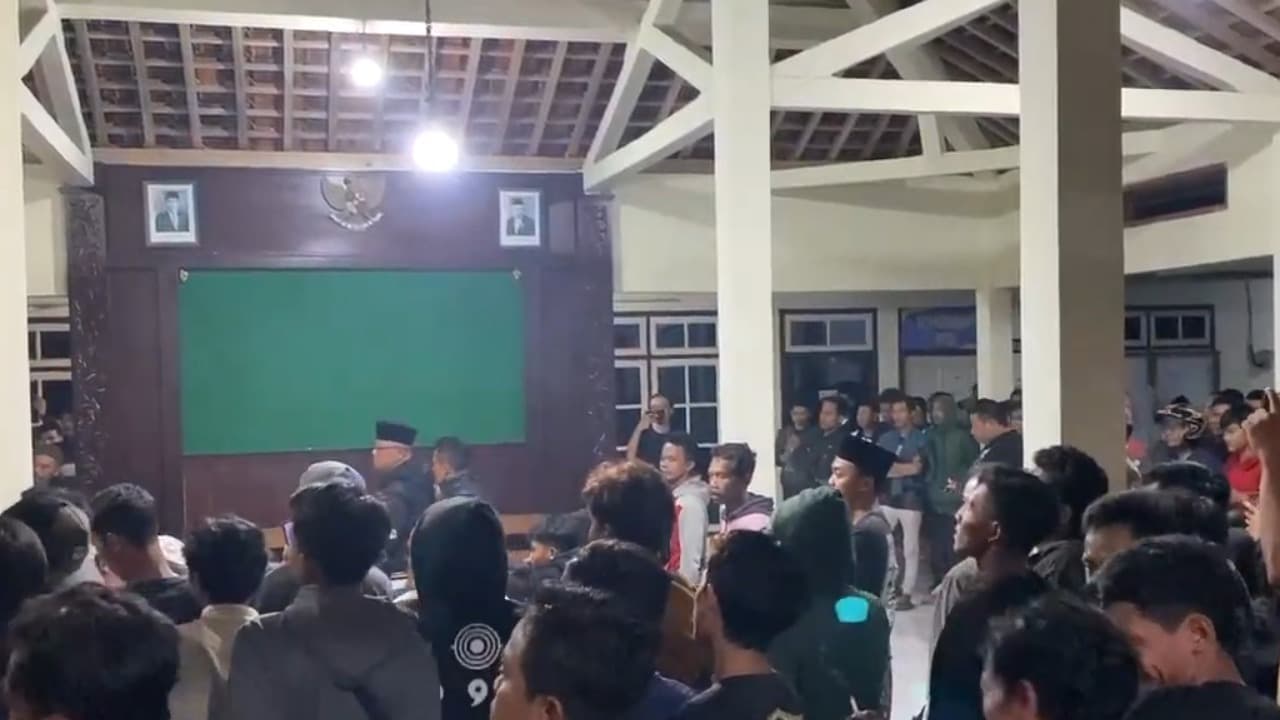 Warga Trenggalek Geruduk Kantor Desa, Tuntut Penuntasan Kasus Persetubuhan Santriwati