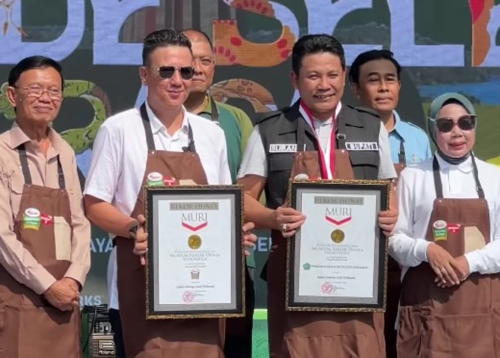 Sajikan 1.500 Porsi Lontong Cecek, Sidoarjo Pecahkan Rekor MURI di Jayandaru Parade Selera Rasa