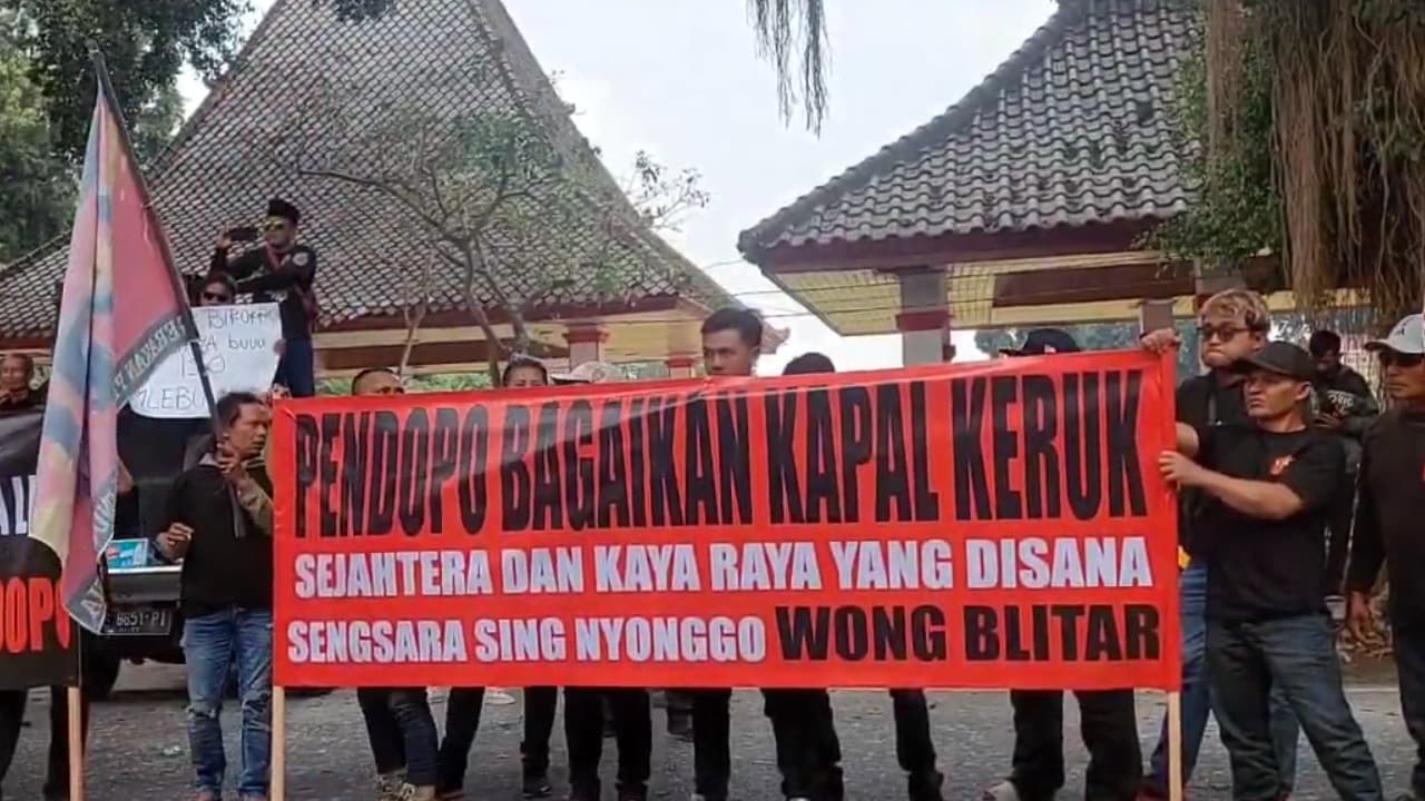 Ratusan Massa Geruduk Pendopo Ronggo Hadinegoro, Suarakan Tuntutan Bersihkan Blitar