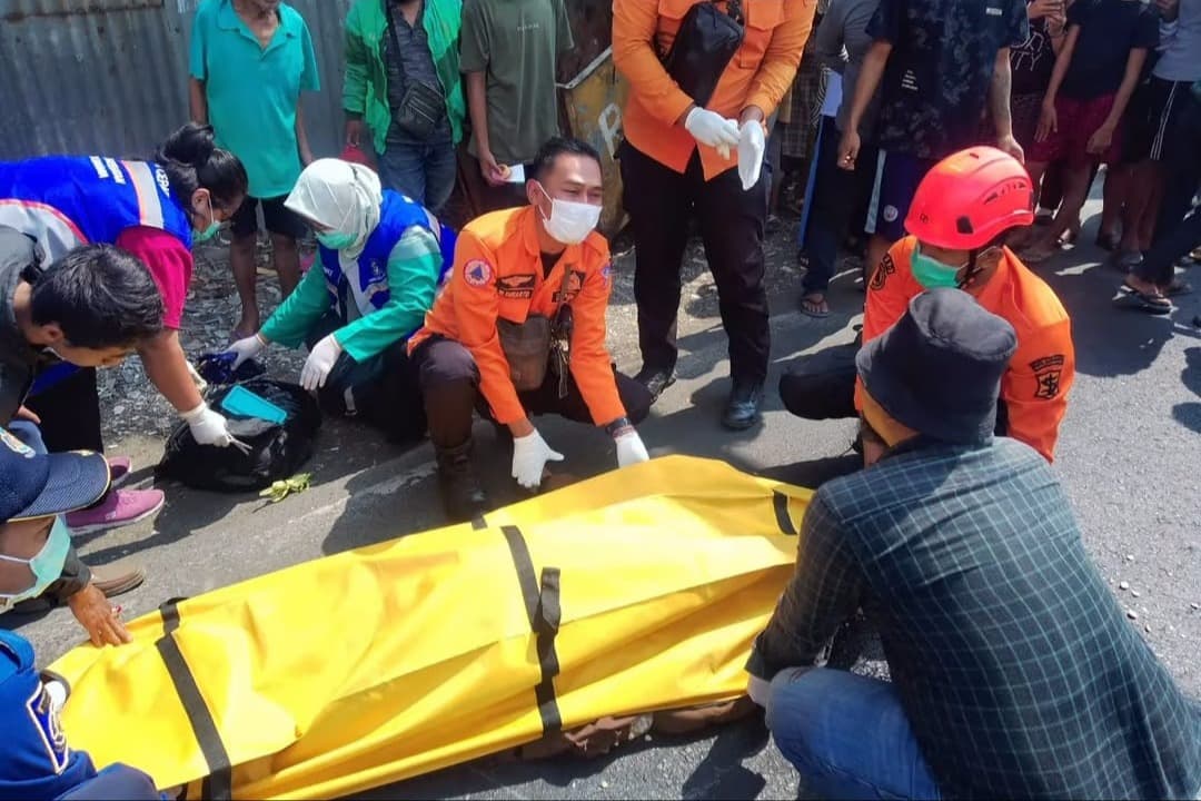 Driver Ojol Terjatuh dari Motor, Penumpang Tewas Terlindas Truk di Kalianak