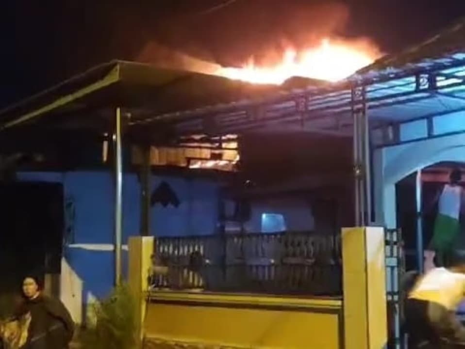 Rumah dan Toko Milik Lansia di Ngoro Mojokerto Terbakar