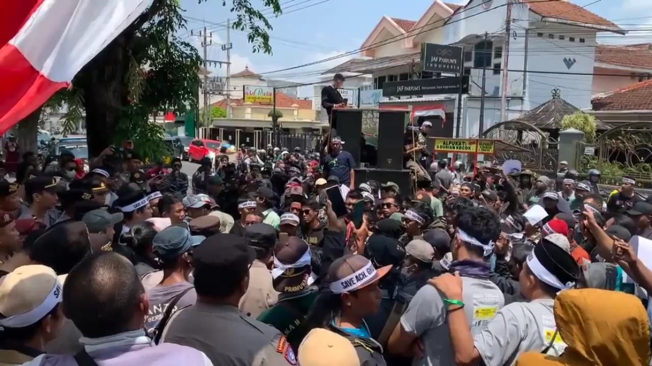 Ratusan Pendukung Achmad Ghufron Sirodj Geruduk KPU Jember, Tuntut Pembatalan Keputusan KPU RI